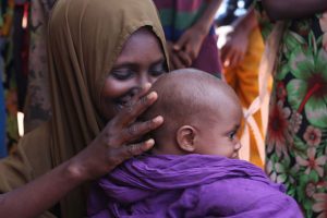 Mujeres en el campamento de refugiados a las afueras de Dolo Odo dijeron que aunque los niños no reciben toda la comida que quisieran, estaban relativamente saludables. Crédito: James Jeffrey/IPS.