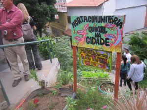 Huerto Comunitario cultivado en Vitoria, un municipio casi sin área rural, por ocupar una isla y una pequeña parte costera en el continente. Un grupo de vecinos produce hortalizas para autoconsumo y algunos compradores de la zona, en lo que antes fue una calle sin salida de unos 70 metros de largo e incluso llegó a ser un basurero. Crédito: Mario Osava/IPS