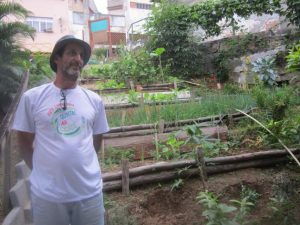 Yedo Coelho dos Santos, impulsor del huerto comunitario y profesor de artes. "Involucramos de 20 a 30 familias que siembran y cosechan, uniéndose para cuidar colectivamente el huerto cada 15 días más o menos", relató a los visitantes latinoamericanos y caribeños. Crédito: Mario Osava/IPS