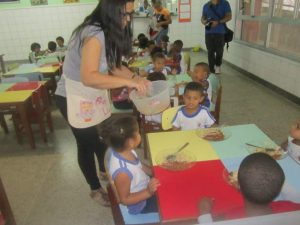En los comedores de las escuelas públicas de primaria en Brasil, funcionarias le sirven la comida a cada alumno y estimulan que consuma alimentos variados, mientras atienden a sus requerimientos individuales, para mejorar su nutrición y la reducción de desperdicios. Crédito: Mario Osava/IPS