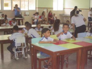 Comedor de la Escuela Municipal de Enseñanza Fundamental Eunice Pereira da Silveira, donde los mismos alumnos iniciaron en 2015 una campaña contra el desperdicio de alimentos. En dos años las pérdidas bajaron de 50 a siete kilos semanales. La escuela es de tiempo integral (12 horas) y ofrece tres comidas diarias a sus 322 alumnos. Crédito: Mario Osava/IPS
