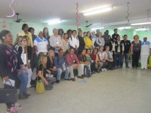 Funcionarios de 12 países latinoamericanos y caribeños, dedicados a la alimentación escolar, posan con sus anfitriones al concluir su visita en mayo de 2017 al Centro de Educación Infantil Alberto Martinelli, para conocer la exitosa experiencia del municipio brasileño de Vitoria. Crédito: Mario Osava/IPS