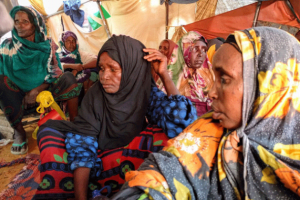 Un grupo de mujeres en Magadiscio, Somalia, tras abandonar Toro-Toro, a 100 kilómetros, por la falta de agua y de alimentos. Crédito: OCHA