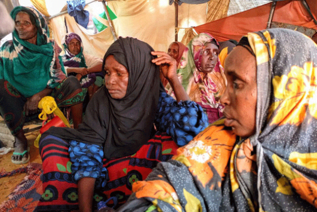 Un grupo de mujeres en Magadiscio, Somalia, tras abandonar Toro-Toro, a 100 kilómetros, por la falta de agua y de alimentos. Crédito: OCHA