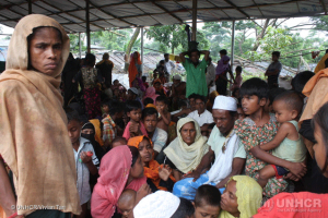 Rohinyás recién llegados tratan de encontrar un lugar en el ya hacinado campamento de Kutupalong, donde llegaron más de 16,000 personas en una semana tras el estallido de violencia el 25 de agosto de 2017. Crédito: Vivian Tan/UNHCR