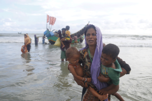 Rohinyás huyen de Birmania y descienden en barcas en Shahparir Dip en Teknaf, Bangladesh. Crédito: IPS