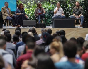 Una de las numerosas charlas entre periodistas de América Latina celebradas en el marco del Festival Gabo, organizado en la ciudad colombiana de Medellín por la Fundación para el Nuevo Periodismo Iberoamericano. Crédito: Joaquín Sarmiento/FNPI
