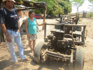 José da Silva Teodoro y su mujer, Jacinta de Souza, al lado de su "jerico", el pequeño vehículo artesanal que aún les sirve para el transporte de personas y productos en el norte del estado brasileño de Mato Grosso, tras traerlo con ellos cuando migraron desde el sureño estado de Paraná. Crédito: Mario Osava/IPS