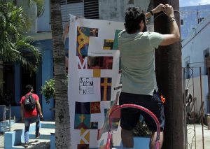 Un activista del Centro Martin Luther King en La Habana coloca una pancarta conmemorativa en ocasión de celebrase el 30 aniversario de la fundación de esa institución no gubernamental, en el exterior de su sede central en un municipio de la capital de Cuba. Crédito: Jorge Luis Baños/IPS
