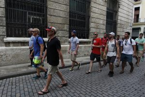 Un grupo de turistas estadounidenses pasea por una calle del casco histórico de La Habana Vieja, el 29 de septiembre, el mismo día en que Washington suspendió las visas a cubanos y evacuó a 60 por ciento de su personal diplomático. El 3 de octubre, Estados Unidos pidió a sus ciudadanos no viajar a la isla. Crédito: Jorge Luis Baños/IPS