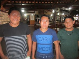 Tres indígenas munduruku, estudiantes de Derecho en la ciudad de Alta Floresta, en el portal suroriental de la Amazonia brasileña, gracias a una beca que les concedió la empresa de una de las centrales hidroeléctricas que se construyen sobre el río Teles Pires. Ellos son muy críticos del impacto sobre su pueblo de las nuevas represas. Crédito: Mario Osava/IPS