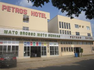 El hotel y el gran almacén de materiales de construcción de Ster Seravali Petrofeza, en la ciudad de Paranaita, en el estado centro occidental de Mato Grosso, en Brasil. El negocio y su dueña han vivido todos los ciclos económicos, de auge y caída, de esta urbe amazónica, que ahora apuesta por ser capital de la hidroelectricidad. Crédito: Mario Osava/IPS