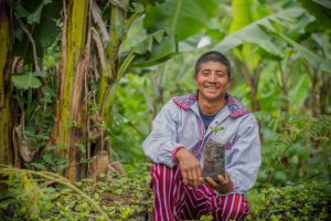 Byron J. Cháles, un pequeño caficultor del departamento de Huehuetenango, en Guatemala, ha logrado tener una alta producción de café con un manejo eficiente de los recursos. Crédito: Luis Sánchez Díaz/FAO