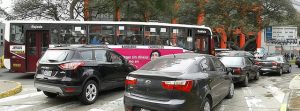 La elevada congestión del tráfico vehicular en la ciudad de Lima, como en el barrio de Jesús Maria, es una de las causas de que la capital de Perú sea la urbe con mayor polución del aire de América Latina. Crédito: María Gracia Monge/IPS