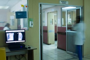 Uno de los pabellones del Hospital Nacional General de Neumología Dr José Antonio Saldaña, al sur de San Salvador, donde llegan muchos de los pacientes con enfermedades respiratorias, causadas en buena parte por la mala calidad del aire en la capital salvadoreña. Crédito: Edgardo Ayala/IPS