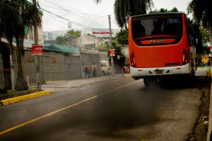 Miles de personas se ven afectadas por la mala calidad del aire en San Salvador, la segunda capital de América Latina con mayor polución atmosférica en la región, detrás de Lima y delante de Santiago, Tegucigalpa y Bogotá, según la Organización Mundial de la Salud (OMS).