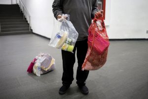 El kit con objetos de aseo, un sándwich, bebidas y frutas que acaba de recibir de las autoridades mexicanas un deportado recién llegado en un avión procedente de Estados Unidos, tras aterrizar en el aeropuerto de la capital de México. Crédito: Julia Sclafani/IPS