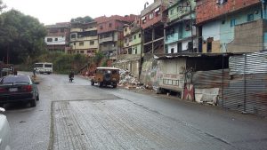 Minibuses, vehículos rústicos y motocicletas trasladan a los habitantes por los empinados cerros de Petare, en el este de Caracas, que en su parte plana cuenta con conexión al metro (tren subterráneo). La carencia de repuestos para las unidades y la delincuencia dentro de ellas, convirtió el transporte en un grave problema para los habitantes de la populosa barriada. Crédito: Humberto Márquez/IPS