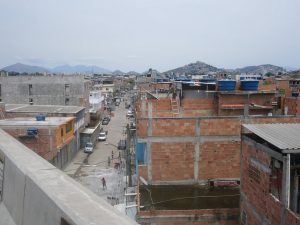 Las “favelas” de Moré dan la bienvenida en la ciudad brasileña de Río de Janeiro a quienes llegan desde el aeropuerto, y sus tanques plásticos para agua evidencian las fallas en el servicio. Crédito: Mario Osava/IPS