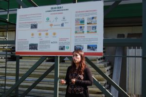 Daniela Robledo explica el funcionamiento de la planta Solar Buin 1, la primera comunitaria de energía limpia instalada en Chile, a unos 35 kilómetros de Santiago. Crédito: IPS