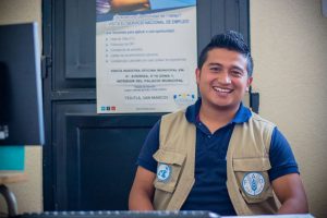 Yeison Orozco, de 24 años, migrante de niño y ahora técnico encargado de la Ventanilla Única Municipal de Empleo, en Tejutla, en Guatemala. Crédito: Rubí López/FAO