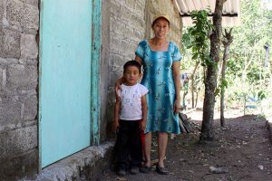 Mercedes Sánchez de García con el más joven de sus hijos, en Las Piedritas, en El Salvador. Crédito: Monika Remé/ONU Mujeres