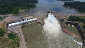 Vista aérea de la Central Hidroeléctrica Teles Pires, en operación desde 2015. Con capacidad instalada de 1.820 megavatios, es la mayor de la cuenca del río Teles Pires, que cruza el estado de Mato Grosso, en el centro-oeste de Brasil. Construida en medio de la selva amazónica, su embalse tiene solo 160 kilómetros cuadrados y solo desplazó una familia. Crédito: Cortesía de CHTP