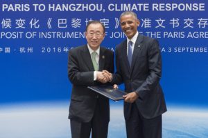 El ex secretario general de la ONU, Ban Ki-moon, recibe los instrumentos legales para unirse al Acuerdo de París de manos del entonces presidente de Estados Unidos, Barack Obama, en una ceremonia especial realizada en Hangzhou, China. Crédito: Eskinder Debebe/ONU