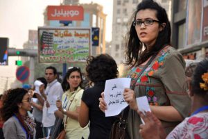Una de las numerosas protestas contra el acoso sexual hacia las mujeres que se repiten en el mundo, en esta ocasión en Egipto. Crédito: ONU Mujeres