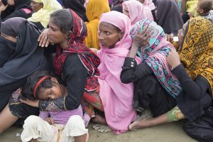Mujeres, niñas y niños rohinyás, quienes escaparon de la brutal violencia en Birmania, esperan por ayuda en un campamento de refugiados en Bangladesh. Crédito: Parvez Ahmad Faysal/IPS.
