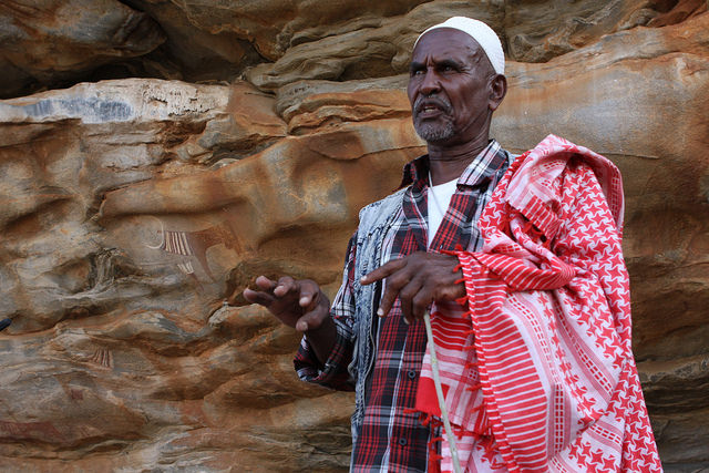 "Cuando era pequeño pensábamos que estas tenían algún tipo de conexión diabólica”, recordó Musa Abdi, de 57 años, quien vivió toda su vida cerca de Laas Geel, y ahora ayuda a cuidar estas pinturas rupestres de Somalilandia. Crédito: James Jeffrey/IPS