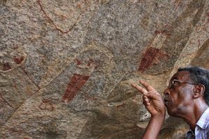 Las imágenes de humanos con animales, algunos bebiendo directamente de la ubre, revelan pueblos viviendo de sus rebaños. Así, Laas Geel, en Somalilandia, prueba, según los especialistas, que la vida pastoril existe en el Cuerno de África desde hace miles de años y antes que en Europa occidental. Crédito: James Jeffrey/IPS.