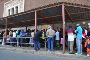 Ciudadanos de Zimbabwe solicitan permiso de trabajo en Johannesburgo, Sudáfrica, en 2010, una situación que continúa hasta 2017. Crédito: Raymond June