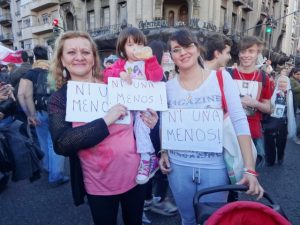 Tres generaciones de mujeres de una familia argentina enarbolan carteles con la consigna “Ni Una Menos”, en una de las manifestaciones contra los feminicidios/femicidios en Buenos Aires. Crédito: Fabiana Frayssinet/IPS