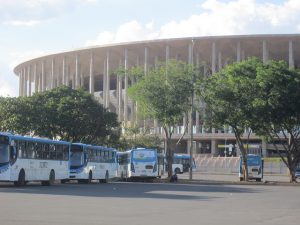 El estadio de fútbol Mané Garrincha, uno de los elefantes blancos de Brasilia, cuyo mayor uso es el de su estacionamiento, donde miles de buses aparcan durante buena parte del día, mientras llega la hora de trasladar a decenas de miles de trabajadores de la capital de Brasil a las ciudades dormitorio circunvecinas donde residen. Crédito: Mario Osava/IPS