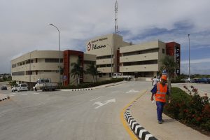 El edificio del Centro de Negocios Pelicano de La Zona Especial de Desarrollo de Mariel, en el occidente cubano. Crédito: Jorge Luis Baños/IPS