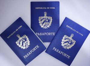 Pasaportes cubanos vigentes en Cuba. Los migrantes que necesitan adquirirlos en las delegaciones del país en el exterior deben pagar 400 dólares por el documento, válido por seis años, pero que debe renovarse cada dos, a un costo de 200 dólares. Crédito: Jorge Luis Baños/IPS