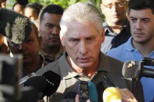 El primer vicepresidente cubano, Miguel Díaz-Canel, cuando declaraba a los periodistas, tras votar en el colegio electoral número tres de la circunscripción número 57 del municipio Playa, en La Habana, Cuba. Crédito: Jorge Luis Baños/IPS