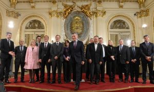 El presidente Mauricio Macri (delante) y gobernadores de distintas provincias argentinas en La Casa Rosada, sede del gobierno, cuando firmaron el Pacto Federal Minero, con lo que dieron una señal para las multimillonarias inversiones que pretenden atraer al sector. Crédito: Presidencia de la Nación