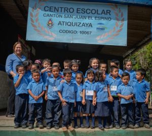 Niños de uno de los 22 centros escolares, en el municipio salvadoreño de Atiquizaya, que integran la iniciativa de Escuelas Sostenibles de El Salvador. Crédito: FAO El Salvador
