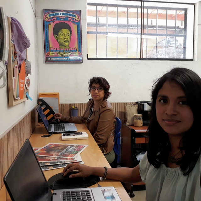 Graciela Tiburcio, en primer plano, y Carla Díaz, en la redacción del medio digital peruano Wayka. Su investigación sobre presuntos delitos de fraude y legitimación de activos de grupos evangélicos en Perú, desató una campaña de amenazas en su contra. Crédito: Mariela Jara/IPS