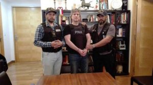 El ex vicepresidente argentino Amado Boudou ya vestido y con un chaleco antibalas de la Policía Federal Argentina, antes su traslado tras ser detenido. Ni el gobierno ni las autoridades judiciales se hacen responsables de la difusión de las imágenes tomadas en el interior de su vivienda en Buenos Aires. Crédito: Facebook