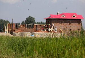 Las nuevas construcciones avanzan incesantes en el área de Shalteng, en la Cachemira india, donde la gente abandonó la agricultura y venden sus tierras para proyectos de desarrollo. Crédito: Umer Asif/IPS.