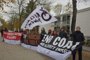 Manifestantes en la COP23, en Bonn, reclaman el abandono total del carbón, gran responsable de las emisiones de dióxido de carbono. Crédito: Stella Paul/IPS.