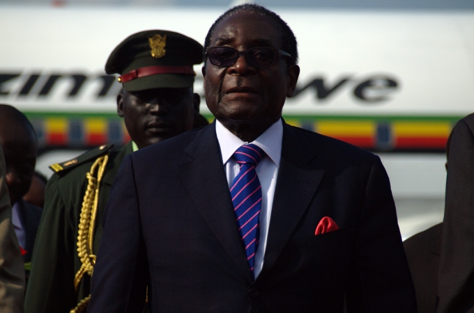 El maestro devenido líder revolucionario y presidente de Zimbabwe, Robert Mugabe, presentó su renuncia a la Presidencia el martes 21 de noviembre de 2017 tras 37 años en el poder. Crédito: Al Jazeera/cc by 2.0