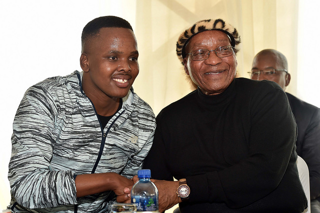 El presidente de Sudáfrica, Jacob Zuma, con el artista Khuzani, de música maskandi, en la 6 celebración anual de Matomela, el 8 de octubre de 2016. Crédito: GCIS/cc by 2.0.
