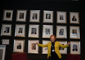 La premio Nobel, Mary Robinson, frente a una pared cubierta de retratos de líderes en la COP23, en Bonn, en 2017. Crédito: Stella Paul/IPS
