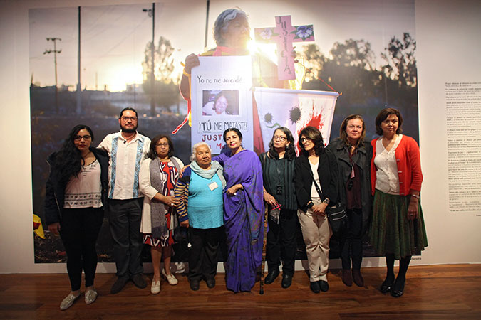 La directora ejecutiva adjunta de ONU Mujeres, Lakshmi Puri, en la primera exposición permanente sobre el feminicidio en México en la historia, "Feminicidio en México. ¡Ya basta!”, en el Museo de Memoria y Tolerancia, organizada por ONU Mujeres, CDD, OCNF y la Fundación Ford. Crédito: Alfredo Guerrero/ONU Mujeres