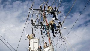 Trabajadores de una empresa de distribución eléctrica realizan tareas de mantenimiento de la red, en las afueras de San Salvador. Los países centroamericanos, incluido El Salvador, promueven un Corredor de Energías Limpias, para inyectar a su red interconectada de electricidad. Crédito: Edgardo Ayala/IPS