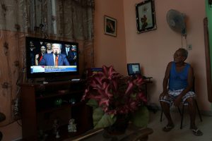 Un hombre observa en su vivienda en La Habana la transmisión por televisión del discurso del presidente de Estados Unidos, Donald Trump, el 16 de junio, sobre la nueva política hacia Cuba, que congeló el deshielo en las relaciones bilaterales. Crédito: Jorge Luis Baños/IPS